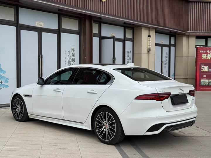 Фото 6 - Jaguar XE L