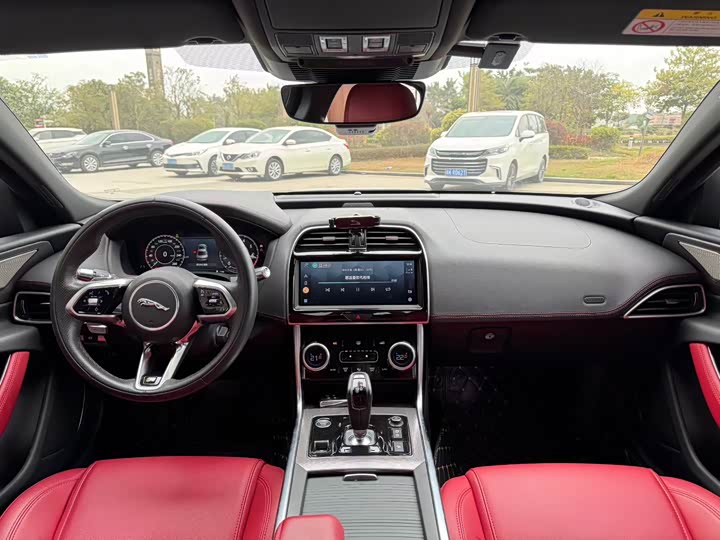 Фото 7 - Jaguar XE L