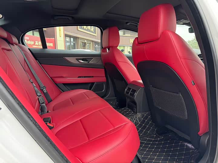 Фото 8 - Jaguar XE L