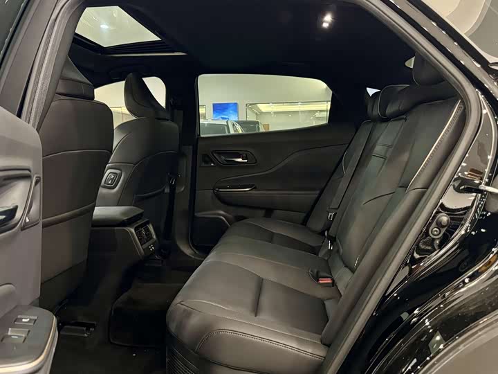 Фото 9 - Toyota Crown SportCross