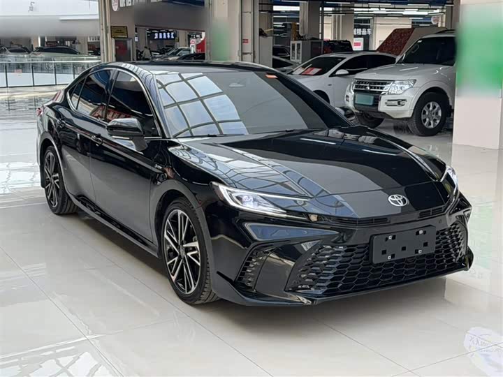 Фото 8 - Toyota Camry