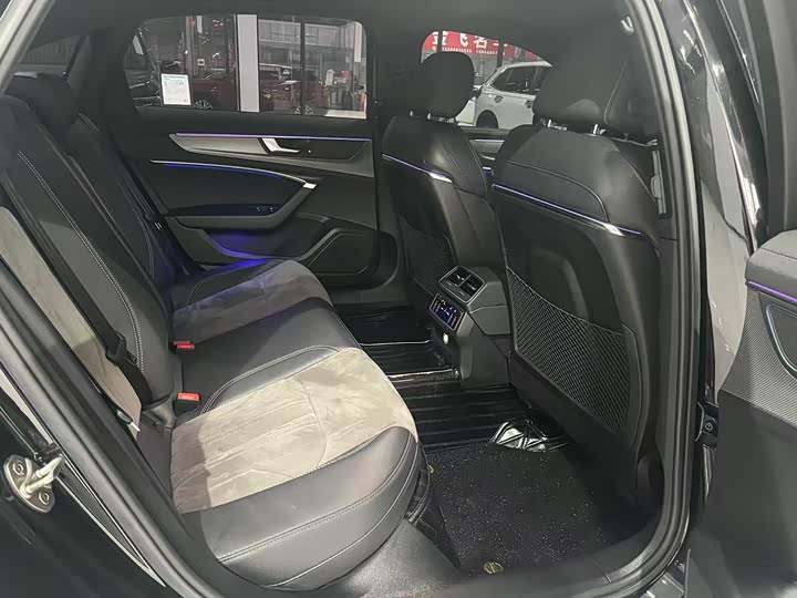 Фото 8 - Audi A6L