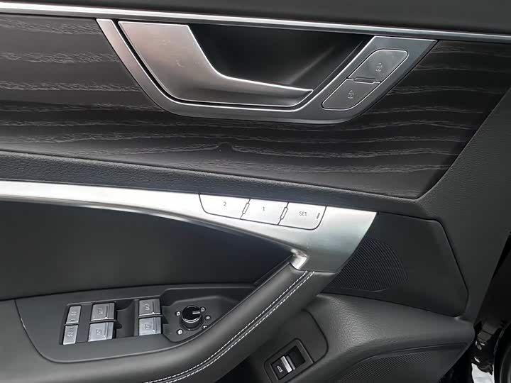 Фото 9 - Audi A6L
