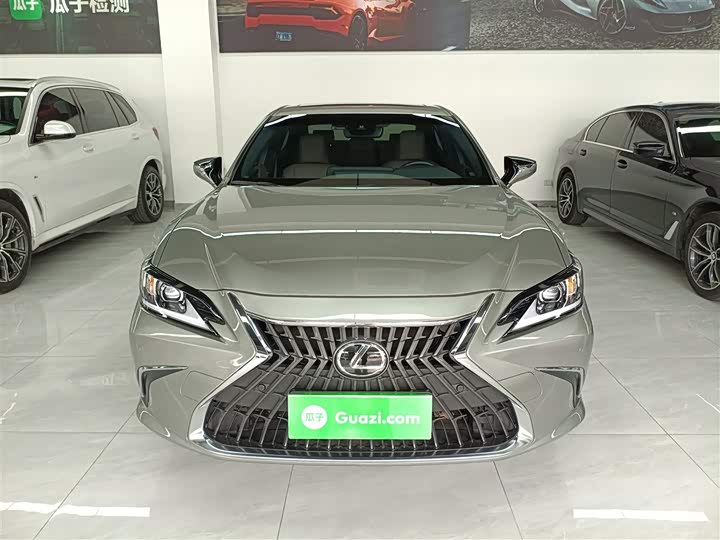 Фото 3 - Lexus ES