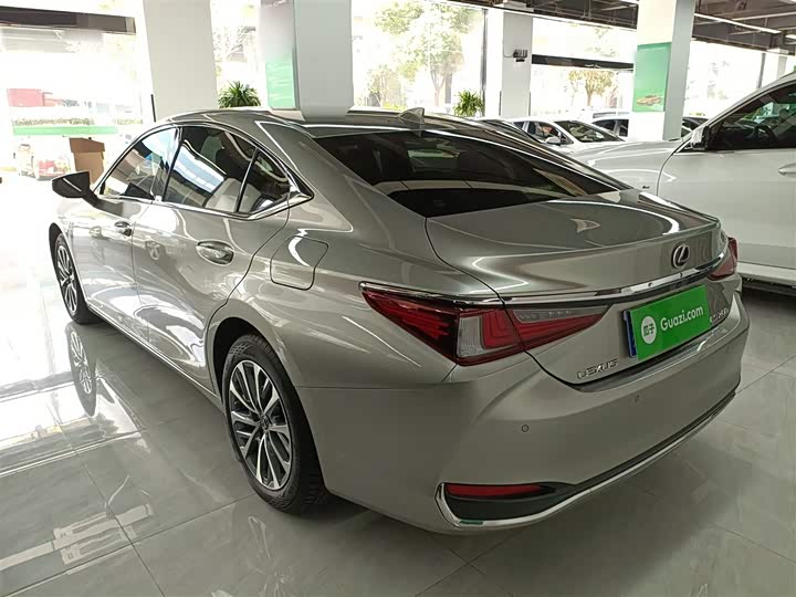 Фото 5 - Lexus ES