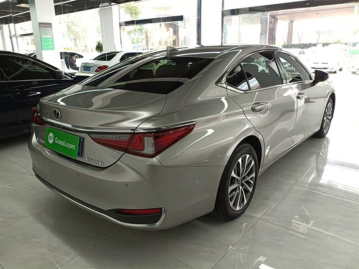 Фото 7 - Lexus ES