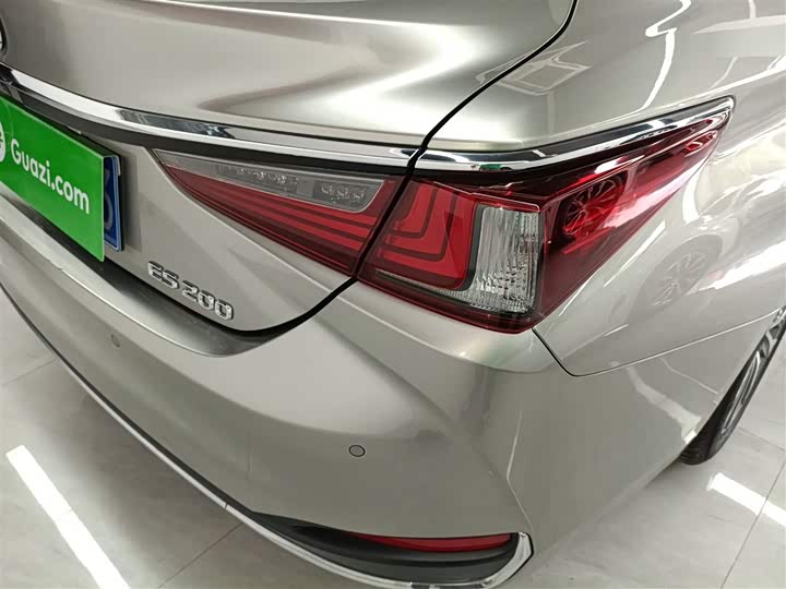 Фото 8 - Lexus ES