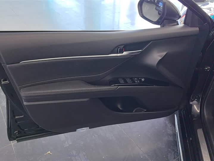 Фото 7 - Toyota Camry