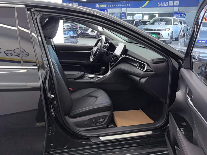 Фото 8 - Toyota Camry