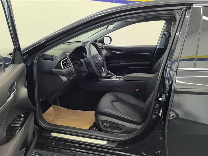 Фото 9 - Toyota Camry