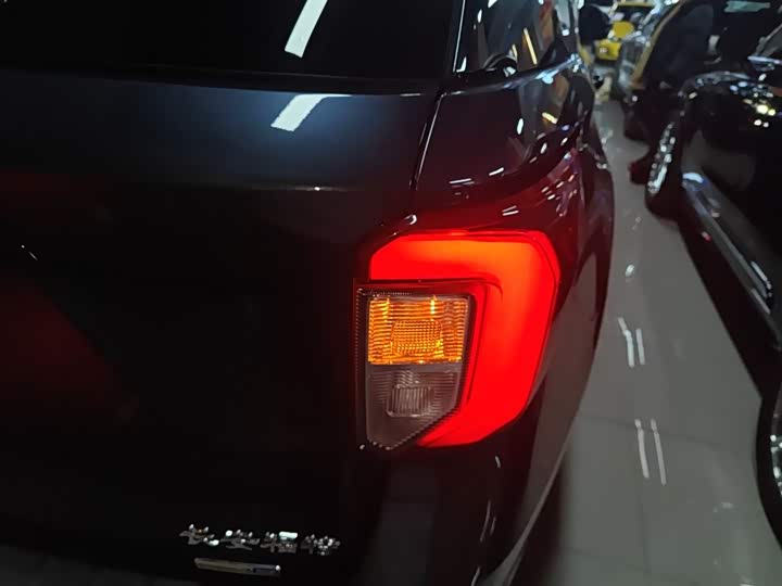 Фото 8 - Ford Explorer