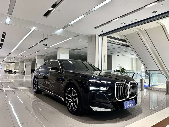 Фото 3 - BMW 7 Series