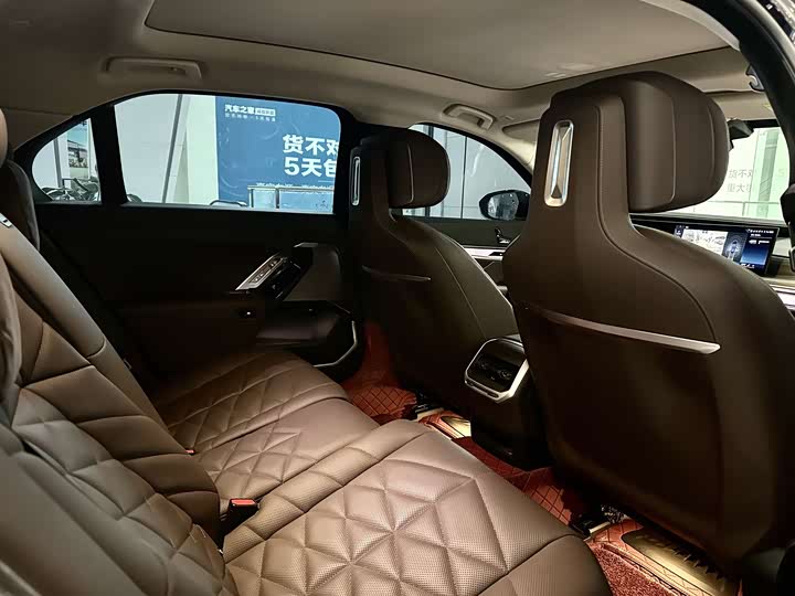 Фото 9 - BMW 7 Series