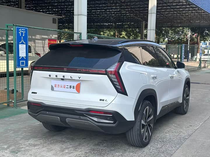 Фото 9 - Geely Atlas L