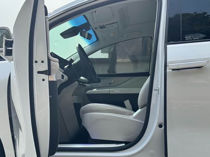 Фото 8 - Buick GL8 Hybrid