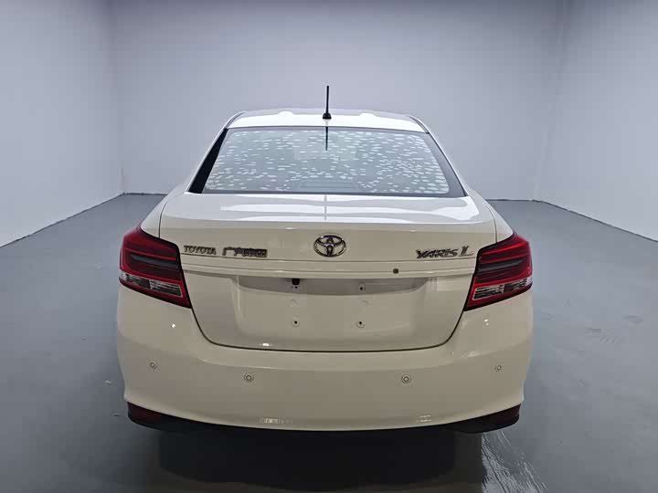 Фото 4 - Toyota Yaris L