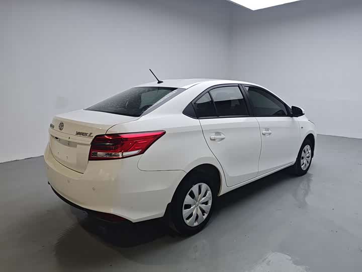 Фото 5 - Toyota Yaris L