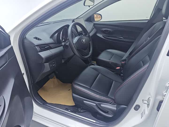 Фото 7 - Toyota Yaris L