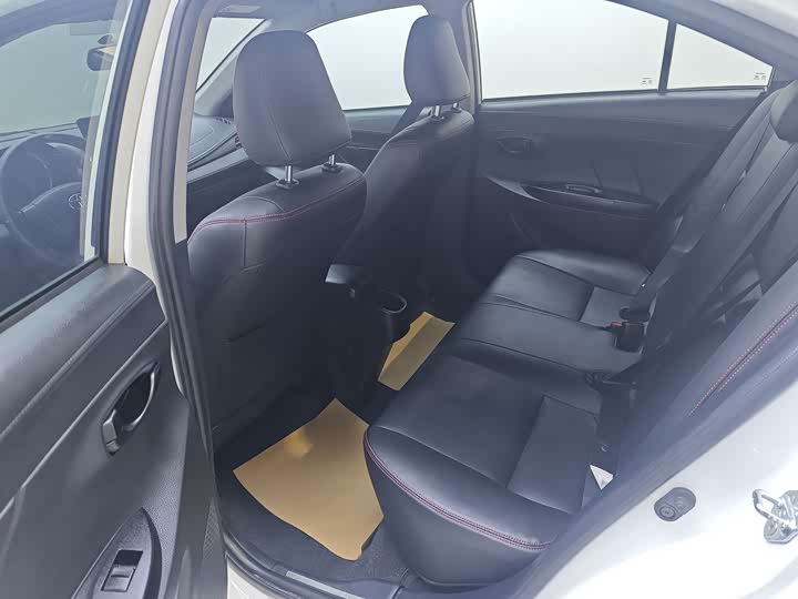 Фото 8 - Toyota Yaris L