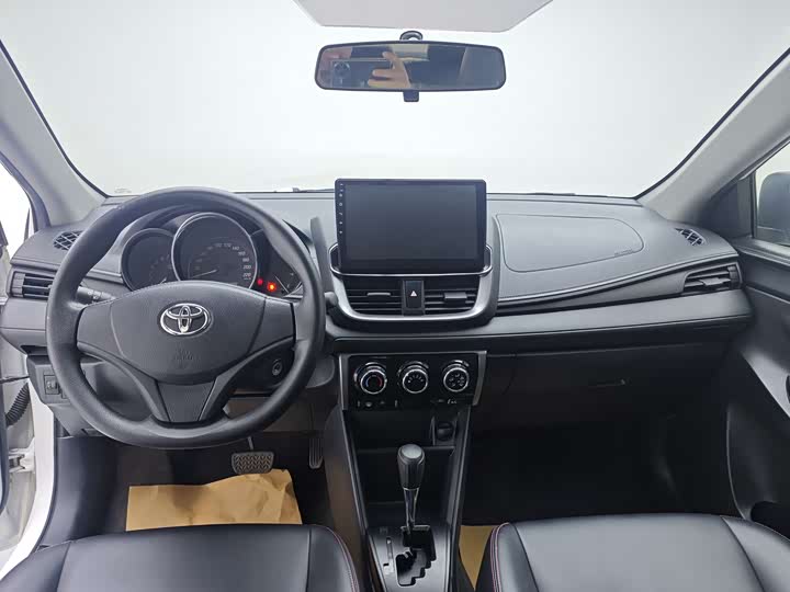 Фото 9 - Toyota Yaris L