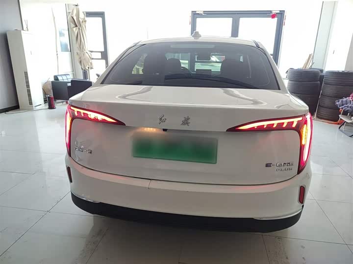 Фото 6 - Hongqi E-QM5