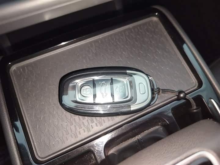 Фото 9 - Hongqi E-QM5