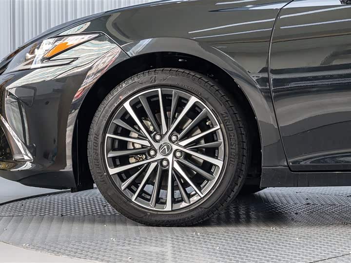 Фото 8 - Lexus ES