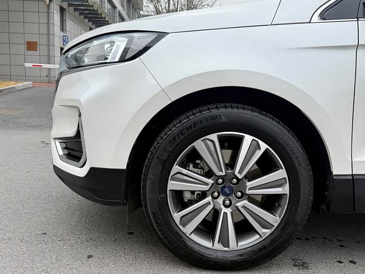 Фото 4 - Ford Edge