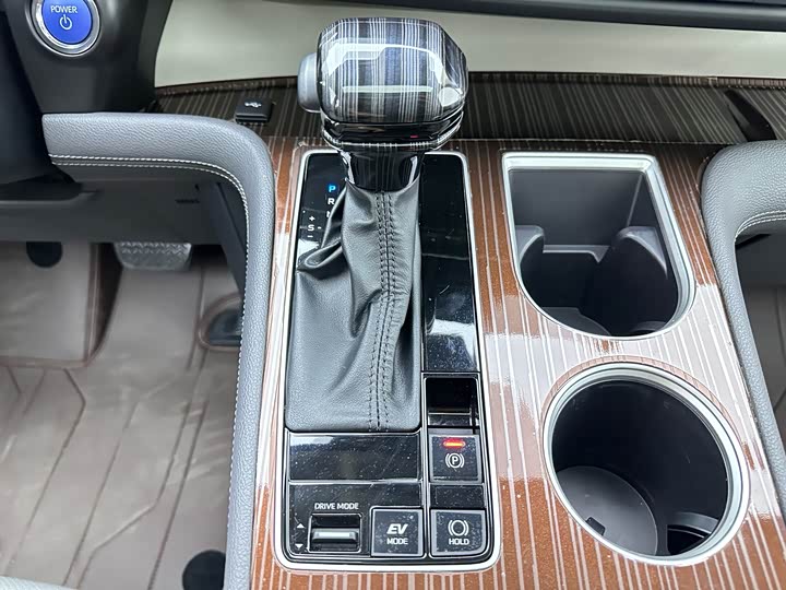 Фото 9 - Toyota Granvia