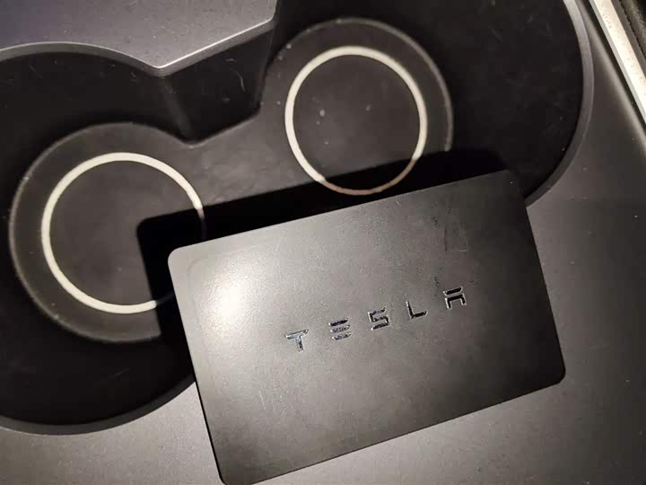 Фото 9 - Tesla Model 3