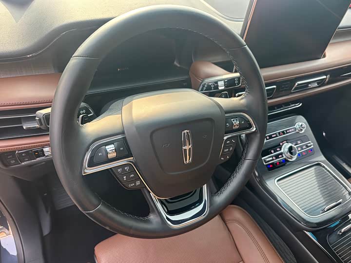 Фото 8 - Lincoln Nautilus