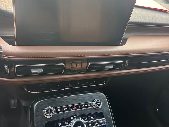 Фото 9 - Lincoln Nautilus