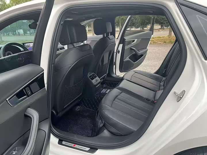 Фото 5 - Audi A4L