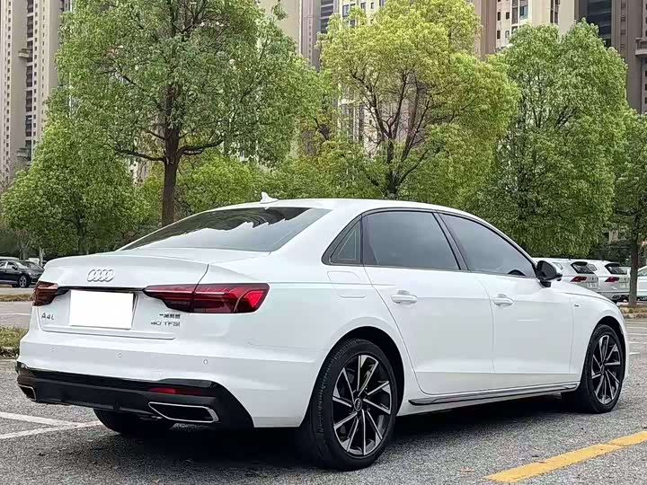 Фото 8 - Audi A4L