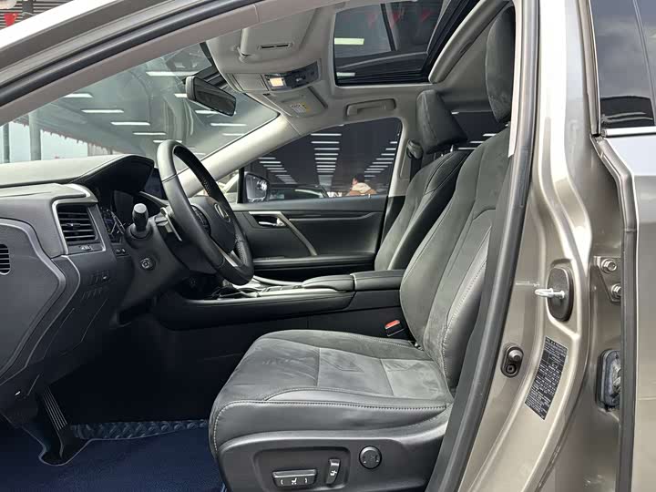 Фото 5 - Lexus RX