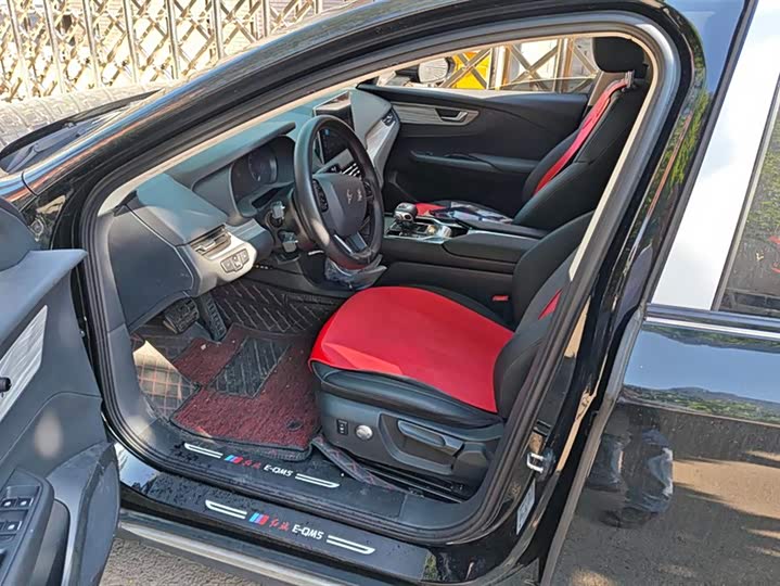 Фото 9 - Hongqi E-QM5