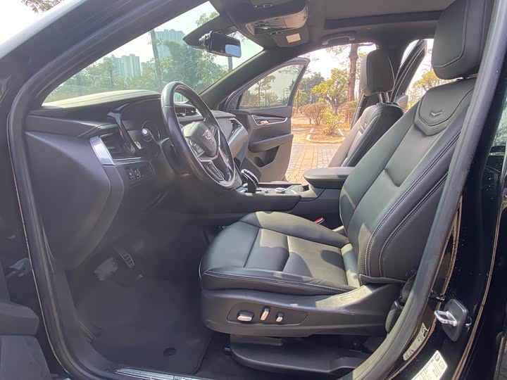 Фото 8 - Cadillac XT5