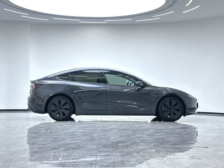 Фото 4 - Tesla Model 3