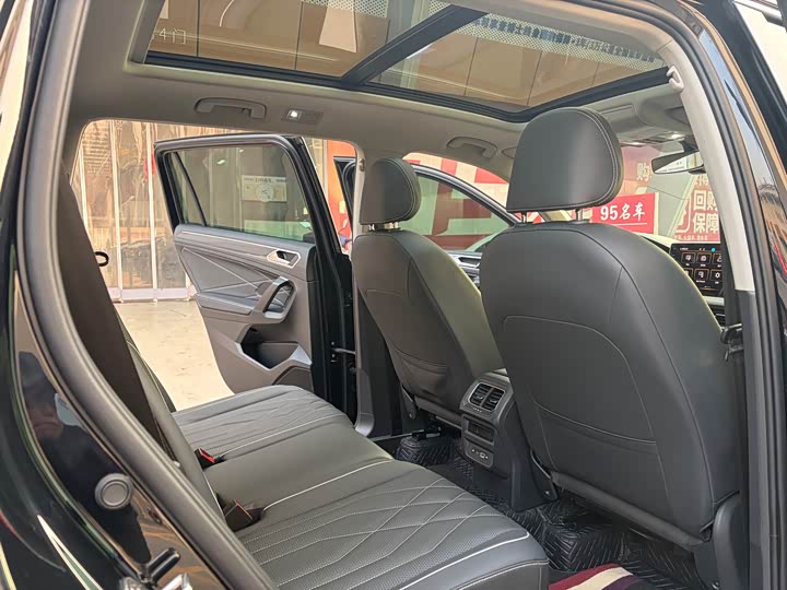 Фото 8 - Volkswagen Tiguan L Pro