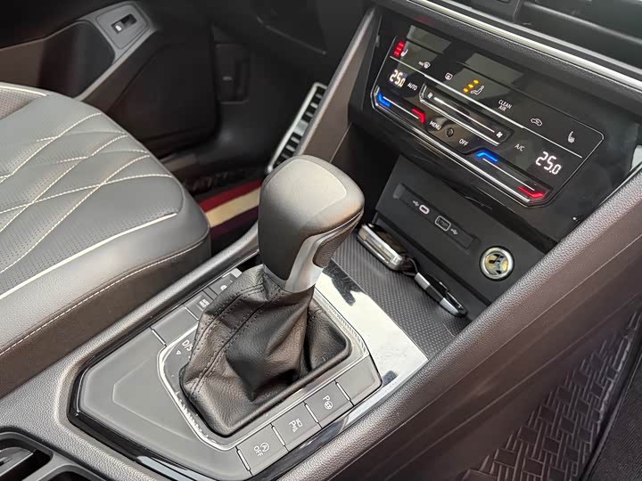 Фото 9 - Volkswagen Tiguan L Pro