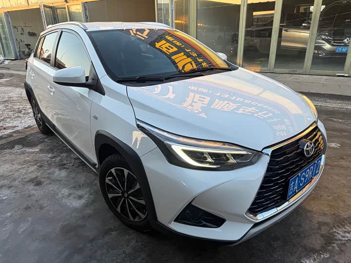 Фото 3 - Toyota Yaris L Hatchback