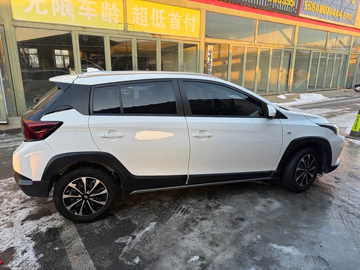 Фото 4 - Toyota Yaris L Hatchback