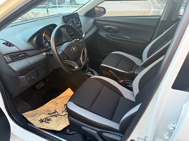 Фото 7 - Toyota Yaris L Hatchback