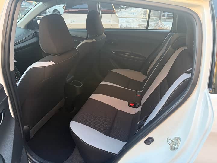 Фото 8 - Toyota Yaris L Hatchback