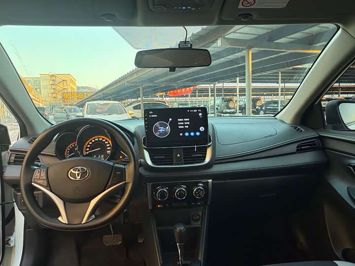 Фото 9 - Toyota Yaris L Hatchback