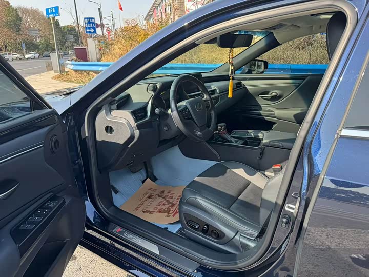 Фото 3 - Lexus ES