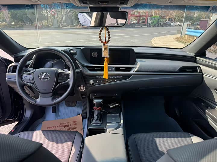 Фото 5 - Lexus ES