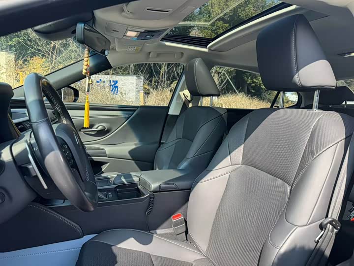 Фото 6 - Lexus ES