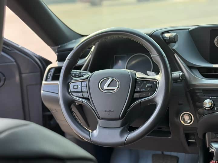 Фото 7 - Lexus ES