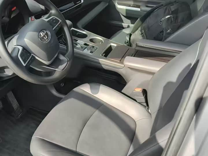 Фото 2 - Toyota Granvia